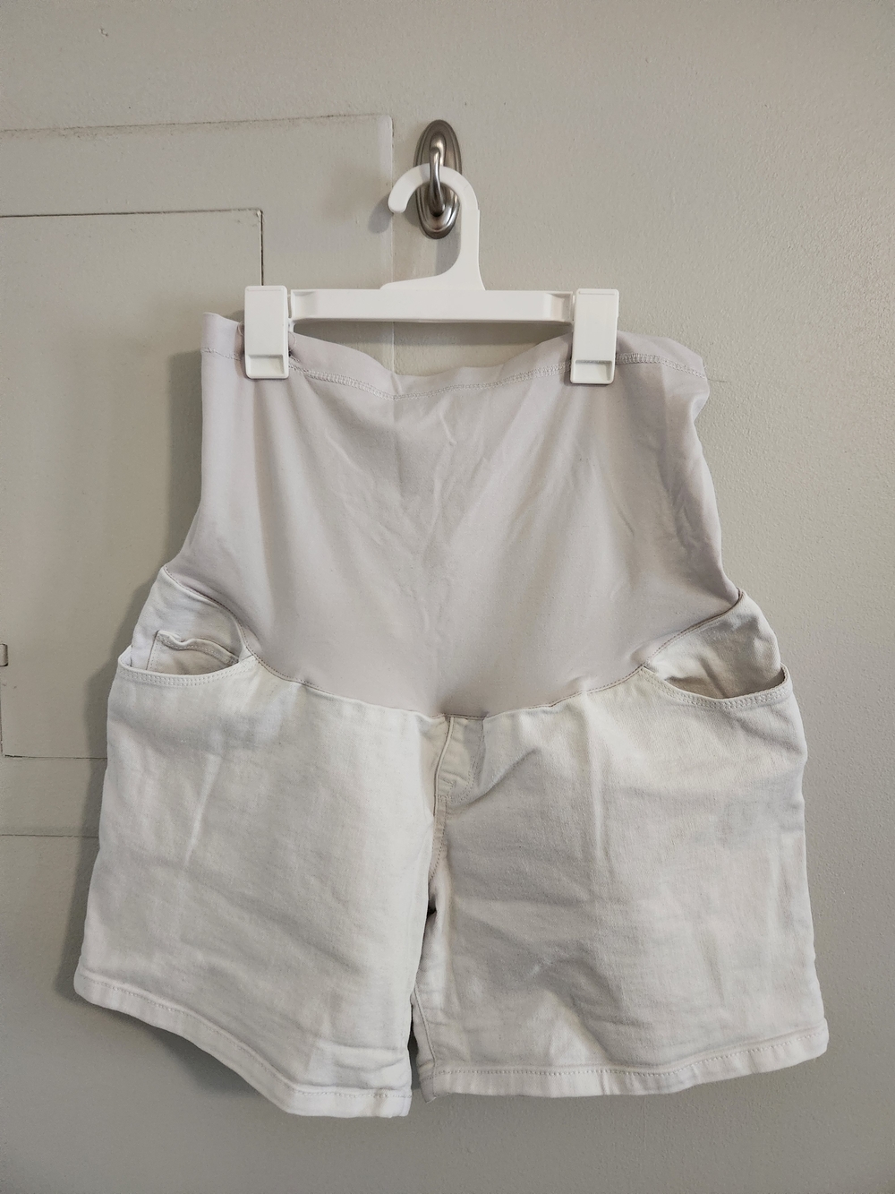 Liz Lange White High-Waist Maternity Shorts with Support Panel